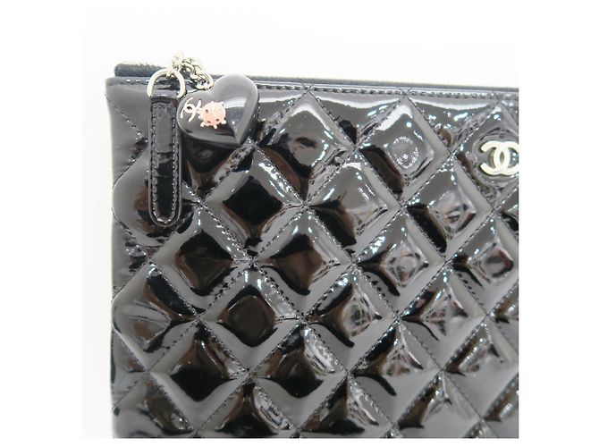 Chanel Clutch Medium Series in vernice nera con decorazione charm e logo argento - vista 2
