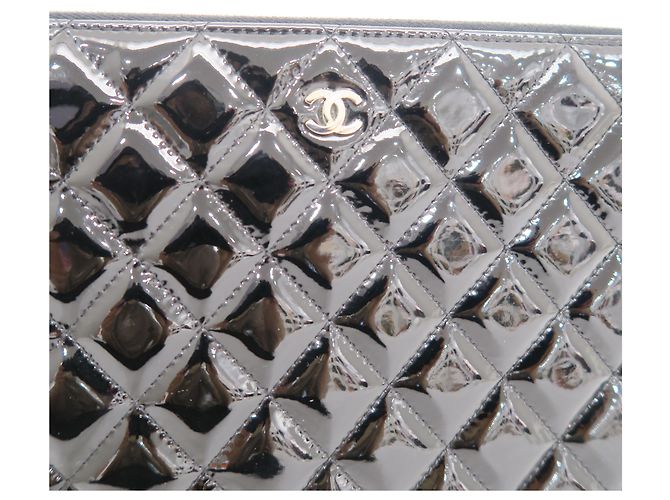 Chanel Clutch Medium Series in vernice nera con decorazione charm e logo argento - vista 3