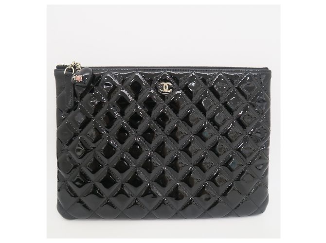 Chanel Clutch Medium Series in vernice nera con decorazione charm e logo argento - vista 4