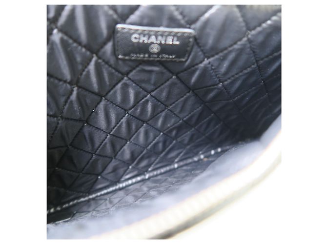 Chanel Clutch Medium Series in vernice nera con decorazione charm e logo argento - vista 5