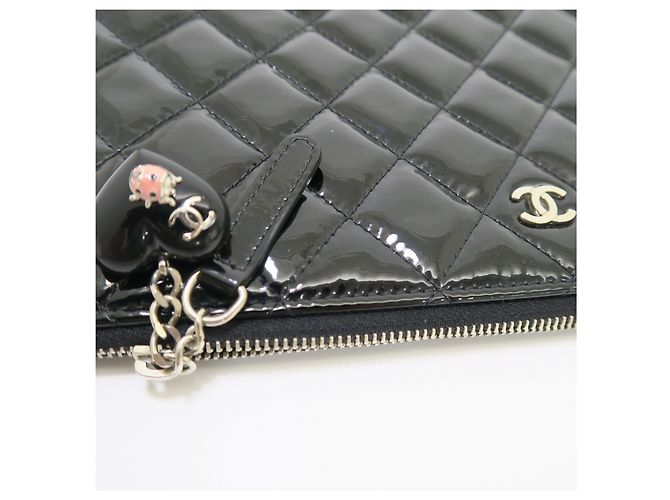 Chanel Clutch Medium Series in vernice nera con decorazione charm e logo argento - vista 6
