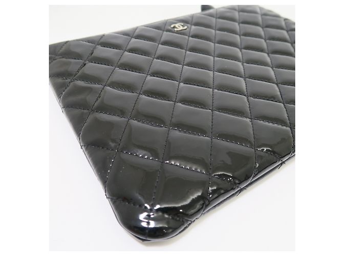 Chanel Clutch Medium Series in vernice nera con decorazione charm e logo argento - vista 7