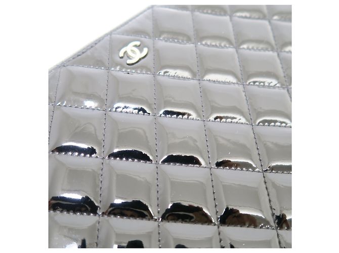 Chanel Clutch Medium Series in vernice nera con decorazione charm e logo argento - vista 8
