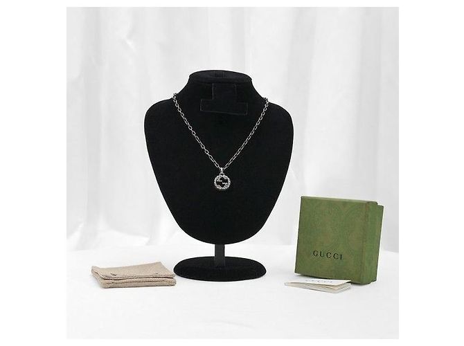 Gucci Collana con ciondolo inciso intrecciato - vista 2