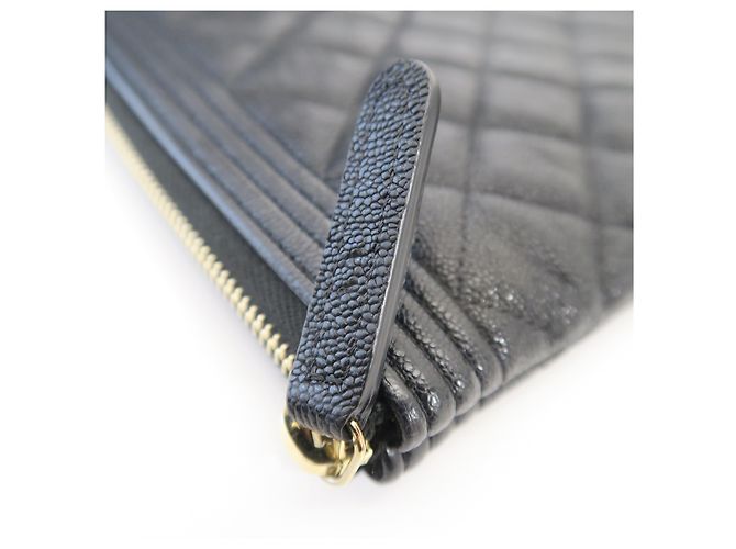 Chanel Clutch Caviar Boy Large Gold Display - vista 4