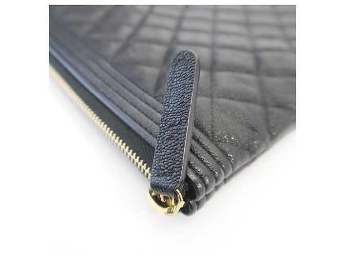 Chanel Clutch Caviar Boy Large Gold Display - vista 5