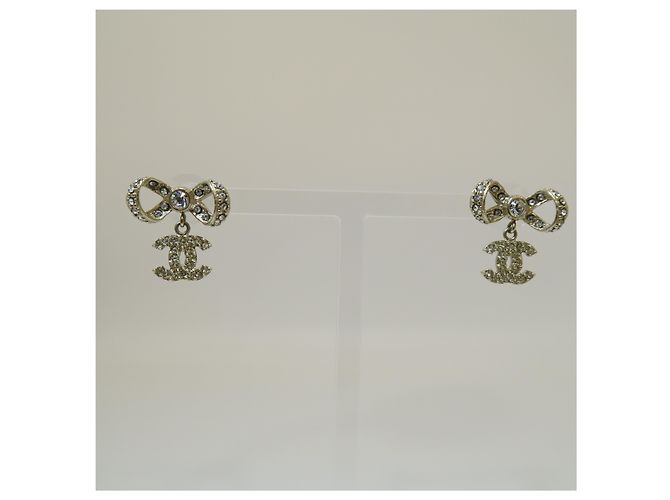 Chanel Orecchini a nastro di cristallo con logo CC dorato Grade - vista 5