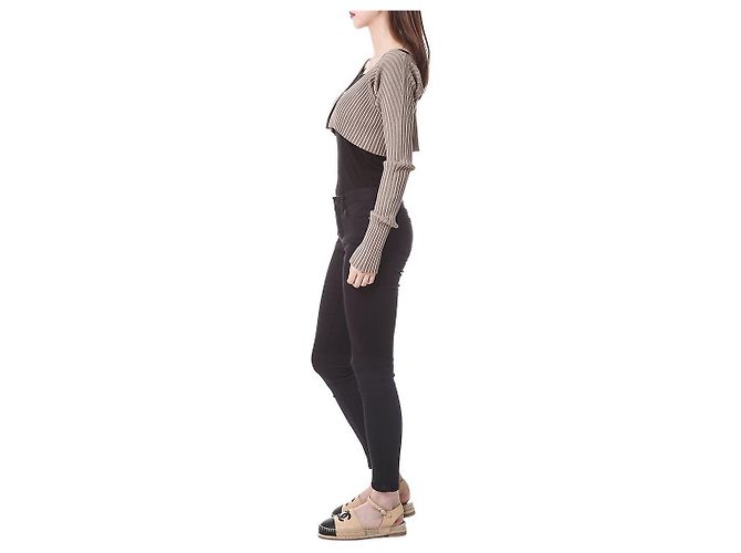 Jacquemus Kurzes Rippstrick-Cardigan mit Mikro-Gold-Logo - Ansicht 10