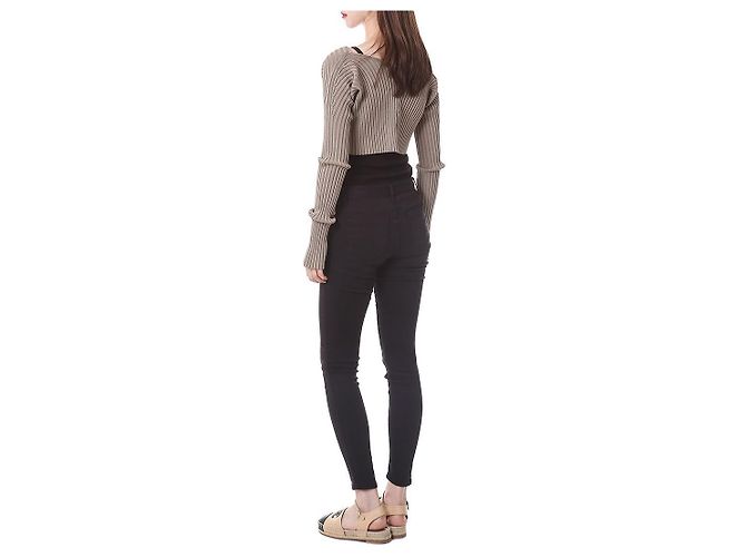 Jacquemus Kurzes Rippstrick-Cardigan mit Mikro-Gold-Logo - Ansicht 18