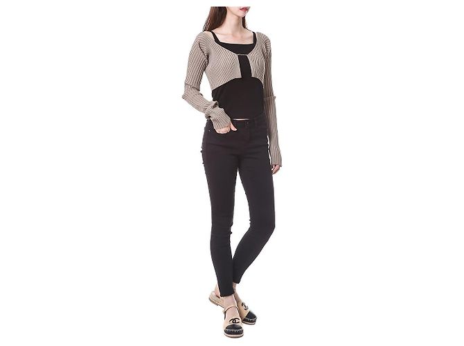 Jacquemus Kurzes Rippstrick-Cardigan mit Mikro-Gold-Logo - Ansicht 2