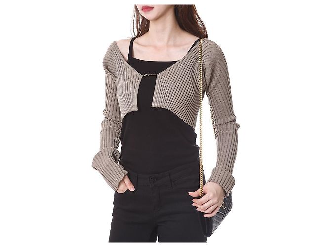 Jacquemus Kurzes Rippstrick-Cardigan mit Mikro-Gold-Logo - Ansicht 22