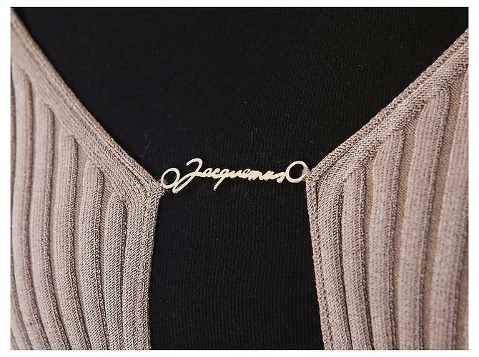 Jacquemus Kurzes Rippstrick-Cardigan mit Mikro-Gold-Logo - Ansicht 25