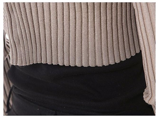 Jacquemus Kurzes Rippstrick-Cardigan mit Mikro-Gold-Logo - Ansicht 30