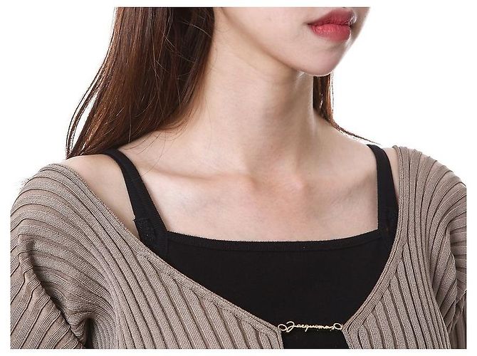 Jacquemus Kurzes Rippstrick-Cardigan mit Mikro-Gold-Logo - Ansicht 4