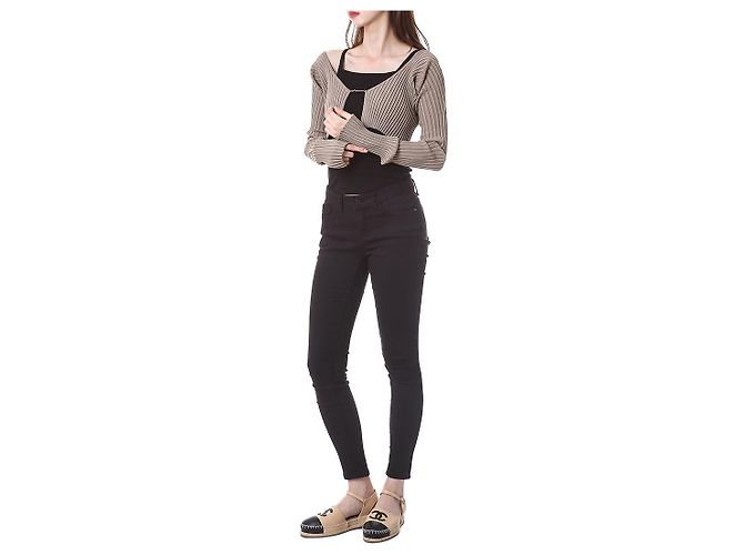 Jacquemus Kurzes Rippstrick-Cardigan mit Mikro-Gold-Logo - Ansicht 7