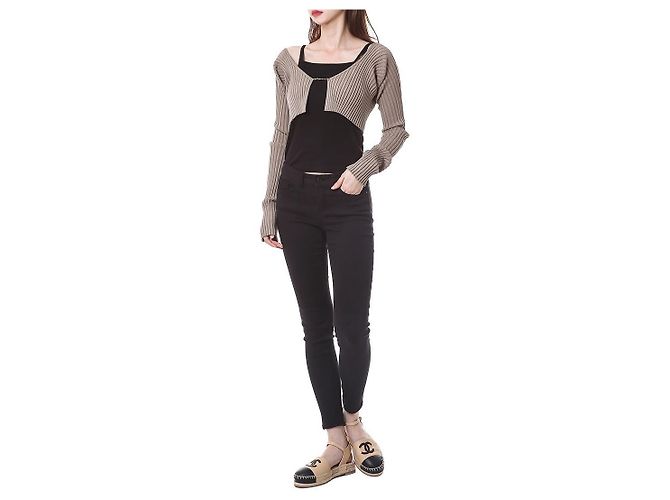 Jacquemus Kurzes Rippstrick-Cardigan mit Mikro-Gold-Logo - Ansicht 8