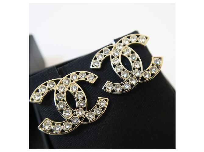 Chanel Orecchini in metallo dorato con logo CC e cristalli - vista 5