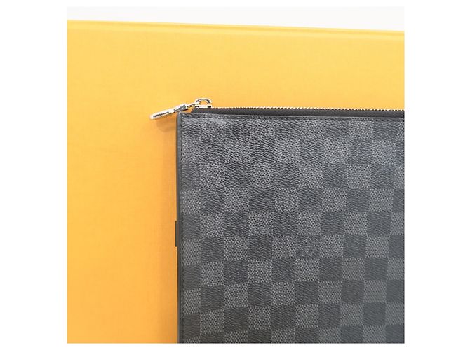Louis Vuitton Pochette Jour GM Clutch in Canvas Damier Graphite - vista 3