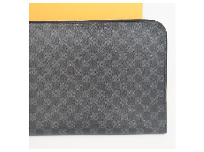 Louis Vuitton Pochette Jour GM Clutch in Canvas Damier Graphite - vista 4