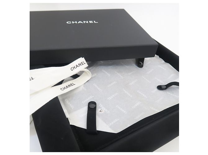 Chanel Collana a doppio giro con logo perla Edizione Limitata - vista 9