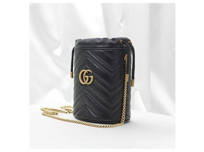 Gucci Mini Borsa a Secchiello GG Marmont in Matelassé Chevron Nera - vista 3