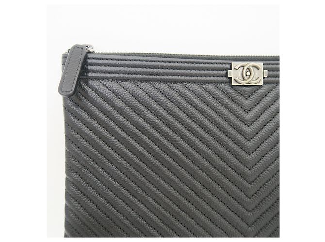 Chanel Classic Caviar Chevron Silver New Medium Clutch - vista 2