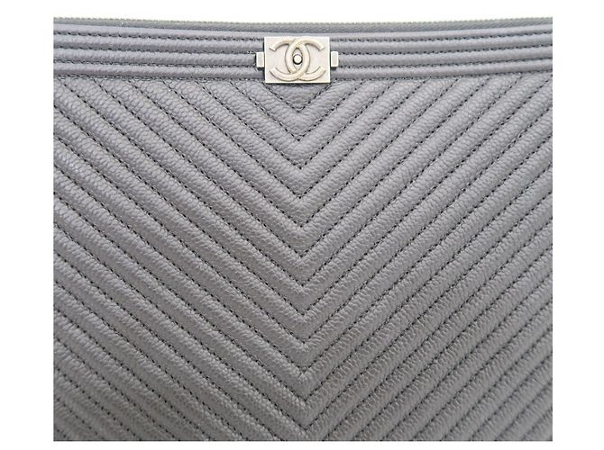 Chanel Classic Caviar Chevron Silver New Medium Clutch - vista 3