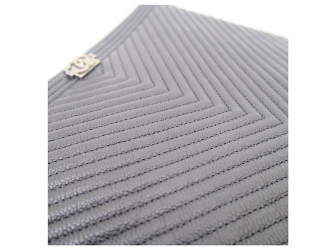 Chanel Classic Caviar Chevron Silver New Medium Clutch - vista 5