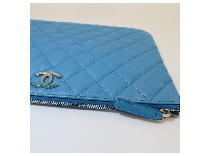 Chanel Clutch Medium Blu Sfumata con Grande Logo CC - vista 5