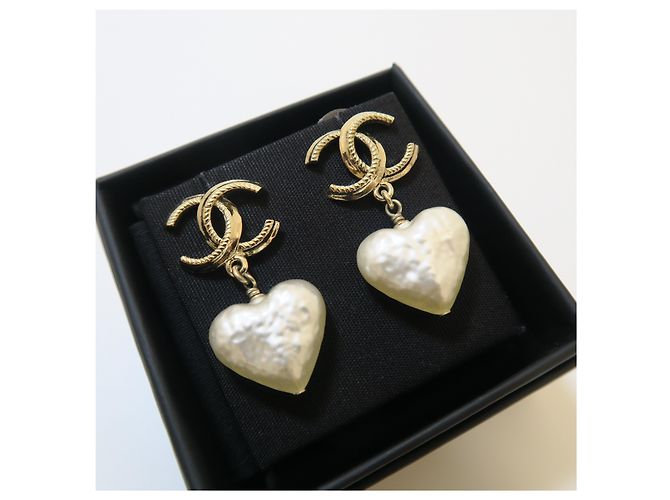 Chanel Orecchini Jenny con logo CC, cuore e perla a goccia - vista 2