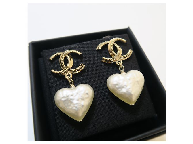 Chanel Orecchini Jenny con logo CC, cuore e perla a goccia - vista 3