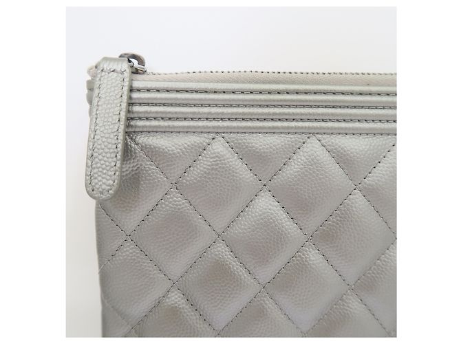 Chanel Caviar Silver Boy Clutch Large Series - vista 2