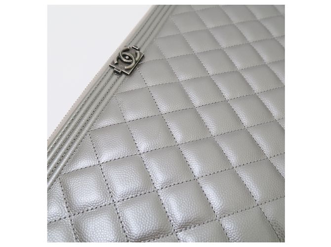 Chanel Caviar Silver Boy Clutch Large Series - vista 3