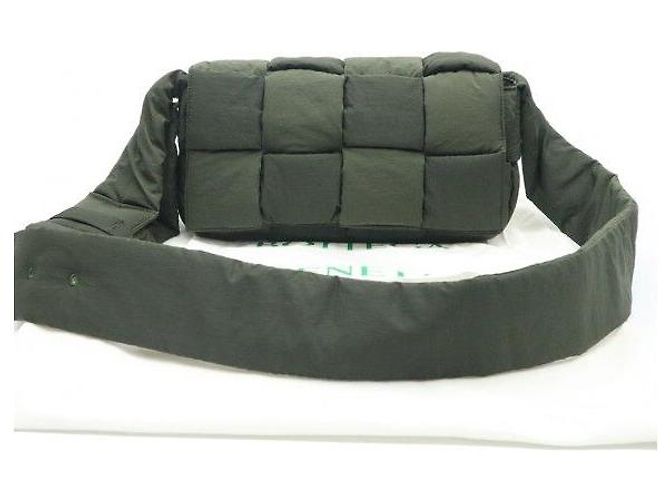 Bottega Veneta Borsa a Tracolla Medium Tech Cassette in Nylon Imbottito Intrecciato Dark Khaki - vista 2