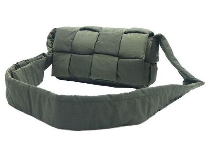 Bottega Veneta Borsa a Tracolla Medium Tech Cassette in Nylon Imbottito Intrecciato Dark Khaki - vista 3