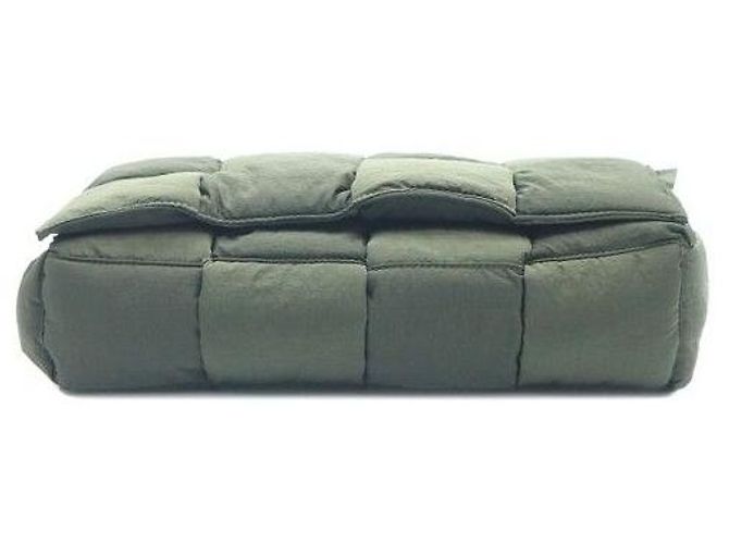Bottega Veneta Borsa a Tracolla Medium Tech Cassette in Nylon Imbottito Intrecciato Dark Khaki - vista 5