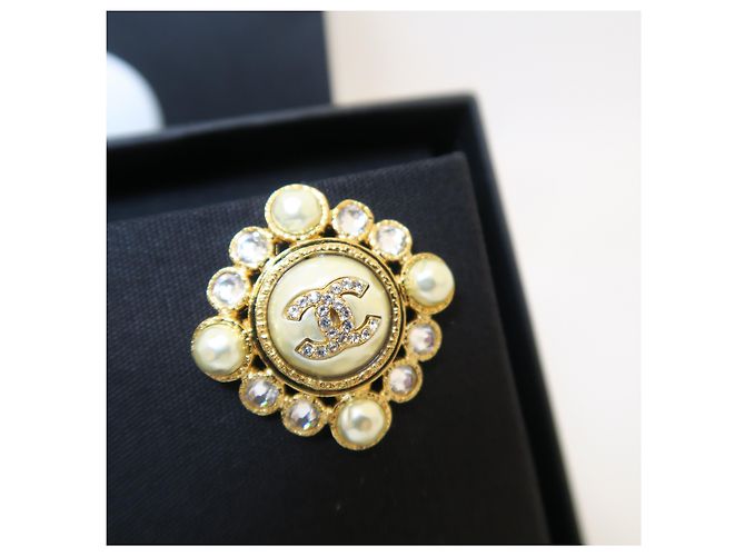 Chanel Orecchini rotondi CC Logo in perle e cristalli dorati - vista 2