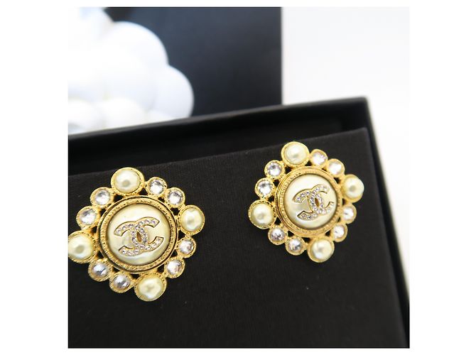Chanel Orecchini rotondi CC Logo in perle e cristalli dorati - vista 3