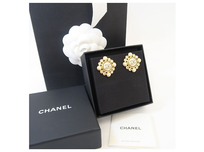 Chanel Orecchini rotondi CC Logo in perle e cristalli dorati - vista 4