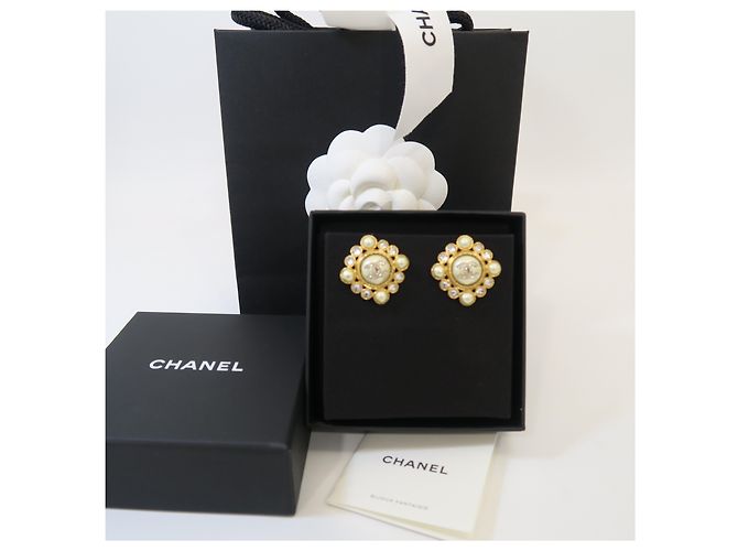 Chanel Orecchini rotondi CC Logo in perle e cristalli dorati - vista 5