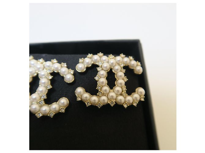 Chanel Orecchini in oro con cristalli e logo CC in perle - vista 2