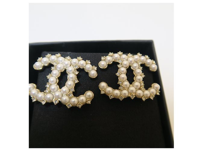 Chanel Orecchini in oro con cristalli e logo CC in perle - vista 3