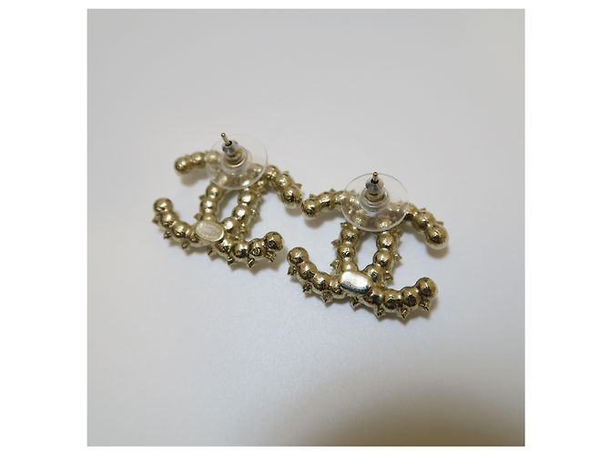Chanel Orecchini in oro con cristalli e logo CC in perle - vista 5