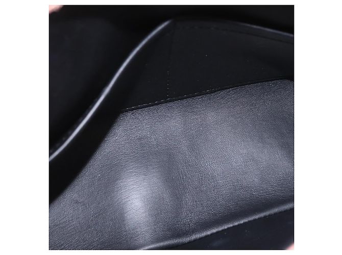 Louis Vuitton Sac Triangle Embellished Glazed Calfskin PM - vista 5