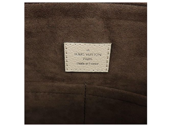 Louis Vuitton Haumea in pelle Mahina - vista 4