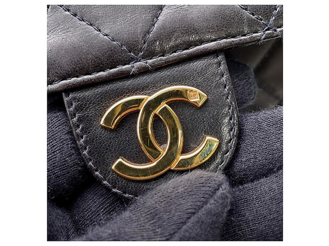 Borsa a tracolla con catena Chanel in pelle d'agnello nera - vista 11