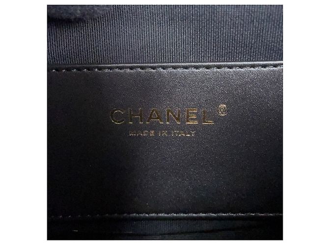 Borsa a tracolla con catena Chanel in pelle d'agnello nera - vista 12