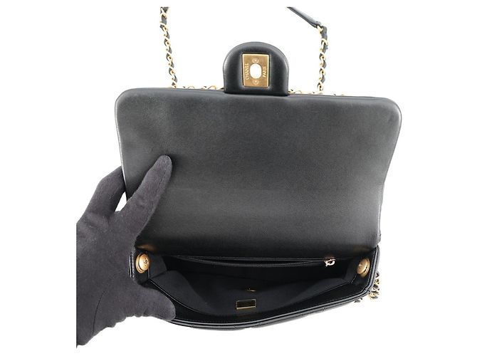 Borsa a tracolla con catena Chanel in pelle d'agnello nera - vista 4