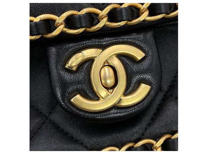 Borsa a tracolla con catena Chanel in pelle d'agnello nera - vista 9