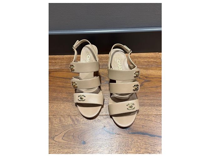 Sandali Chanel CC Turnlock in pelle beige - vista 10